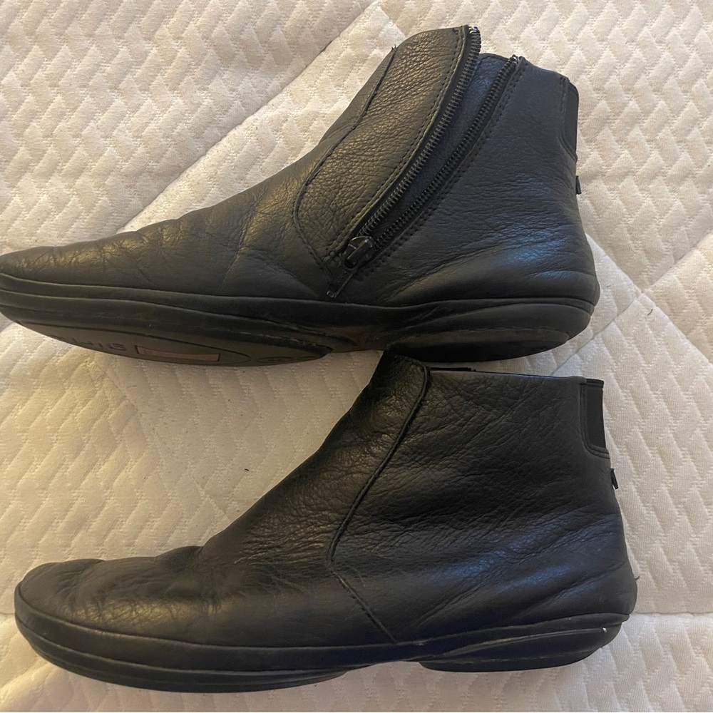 Camper Right Nina black leather ankle boot, size 39 fits women’s 8